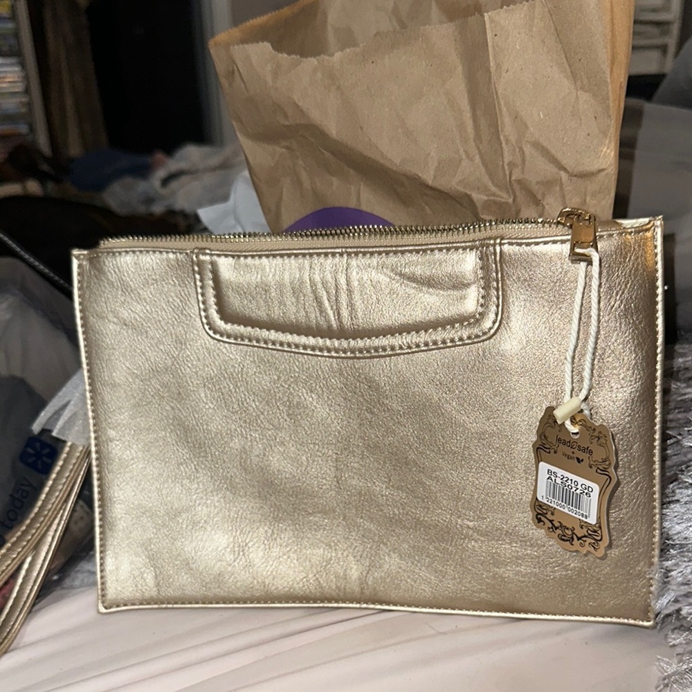 NWT Alyssa lead safe leather Gold Clutch with Wristlet large size so cute 🥰 - Picture 10 of 10